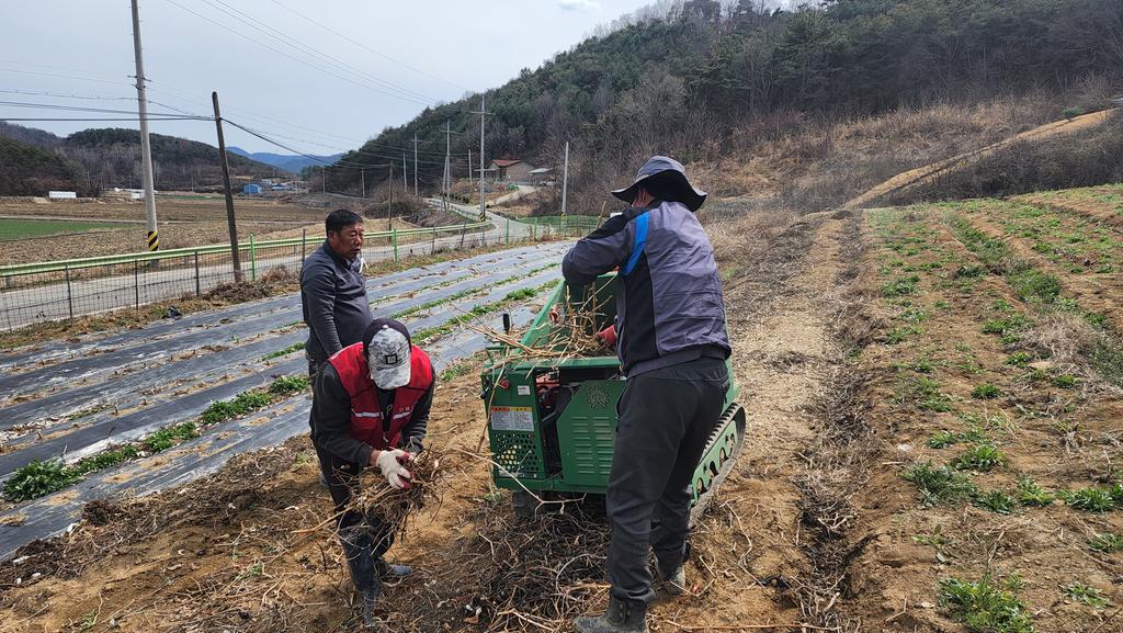 쌍책면 영농부산물 파쇄 작업으로 소각 산불 예방 이어가
