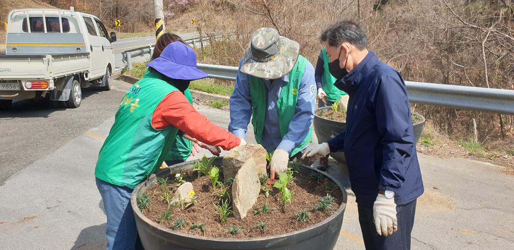 쌍책면 새마을협의회 부녀회, 식목일 기념 나무심기와 봄꽃식재 행사 개최