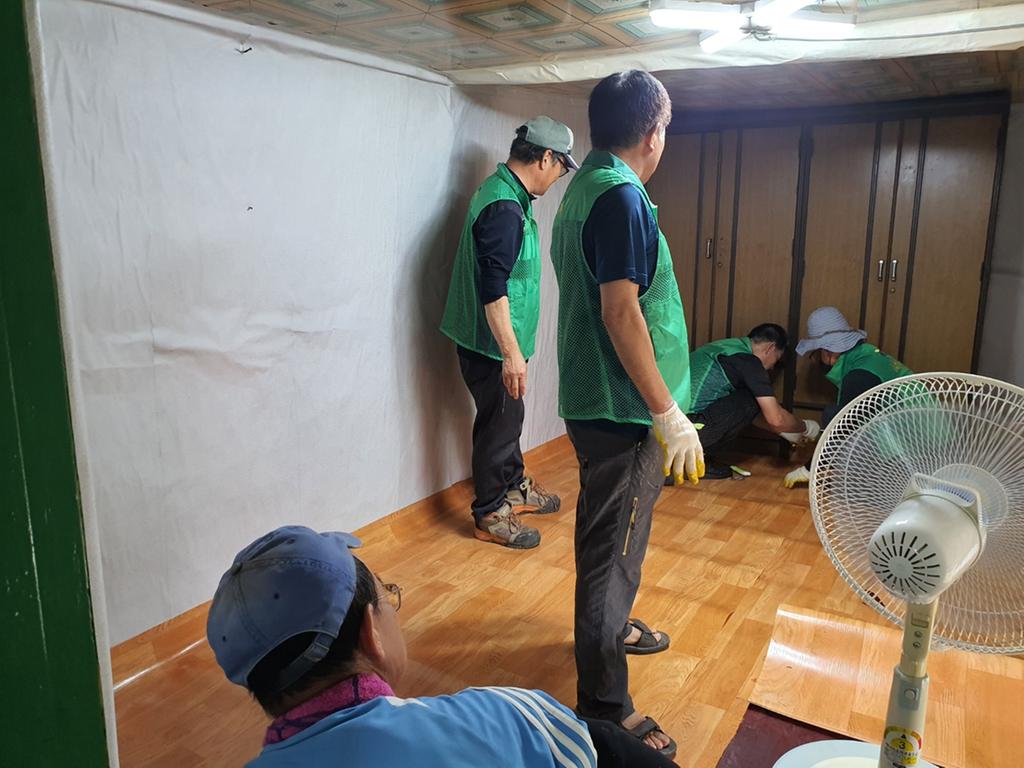 가회면 새마을협의회·부녀회, 사랑의 집 고쳐주기 활동 실시