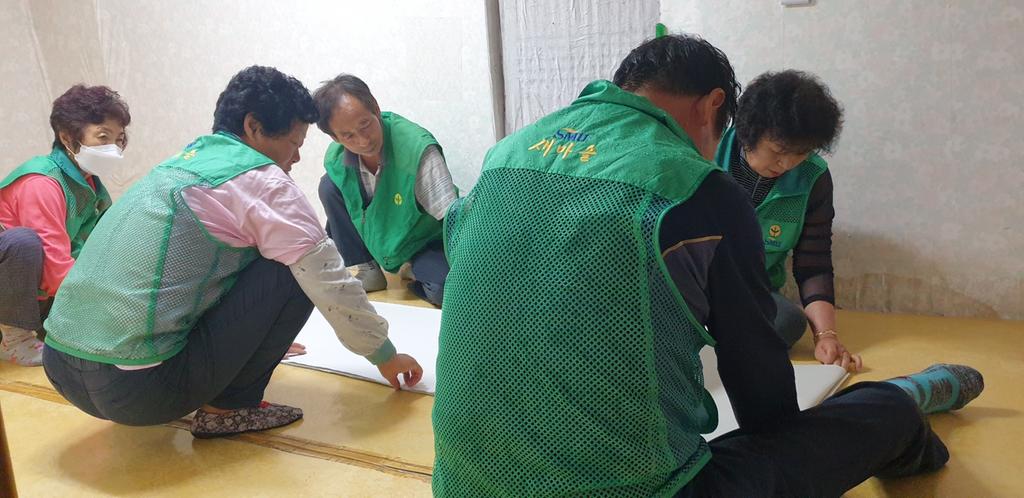 삼가면 새마을협의회·부녀회 독거노인가구 도배 봉사활동 실시