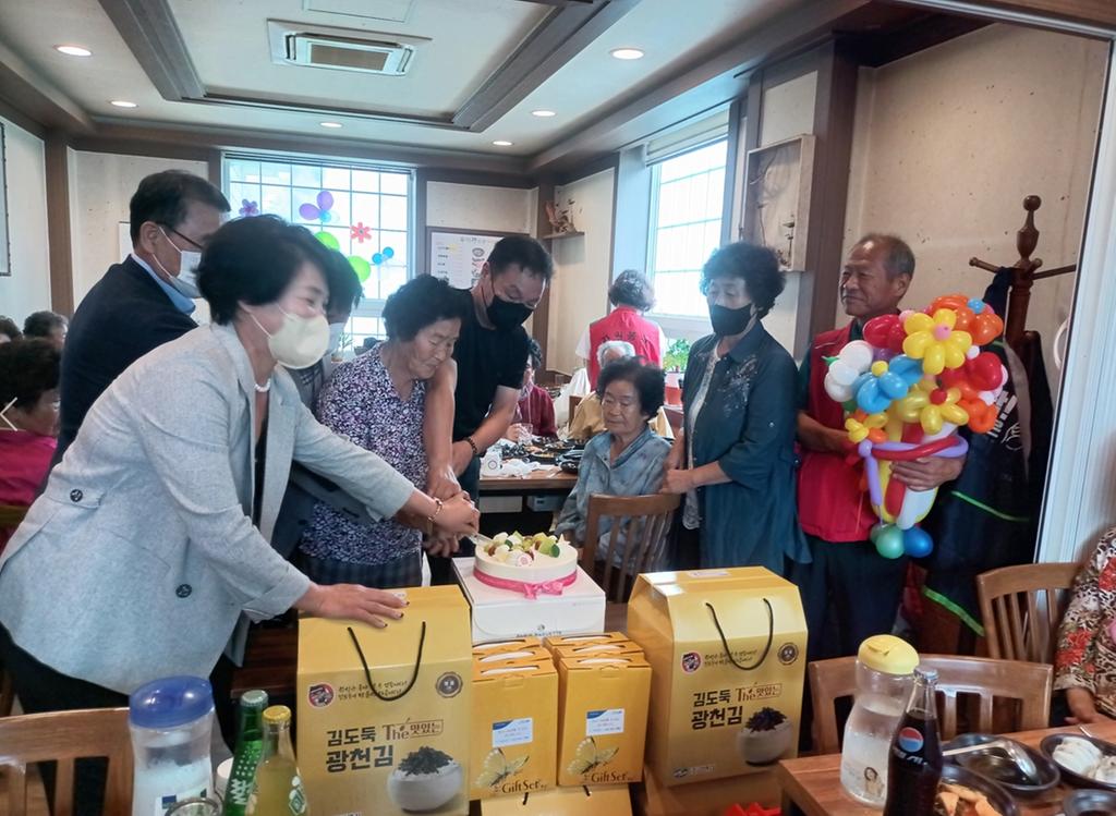 가야면 자원봉사회, 어르신 생신상 차려드리기