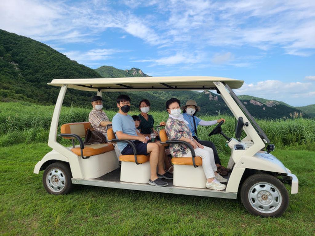 합천 황매산 교통약자도 나눔카트 타고 은빛 물결 억새와 함께