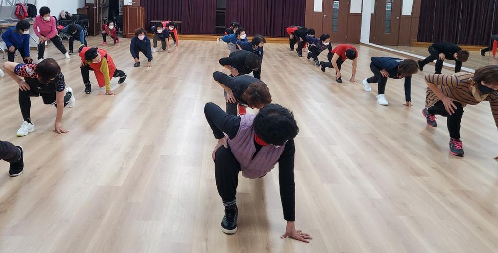 초계면 여성취미교실 ‘장구교실’이어 ‘스포츠댄스교실’개강