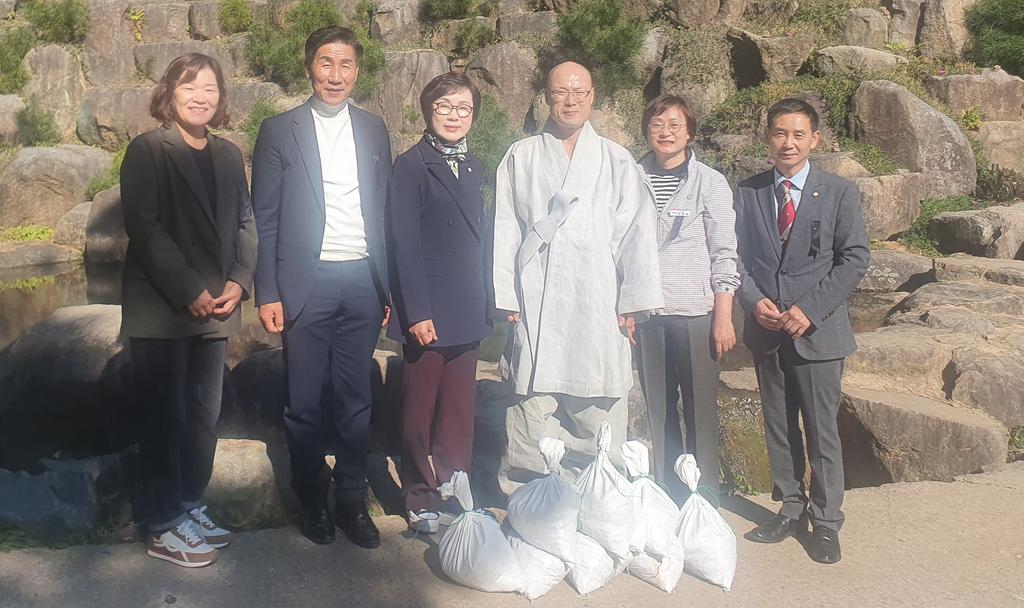 천불천탑 용탑스님 이웃돕기 300만원 가량의 성금 기탁