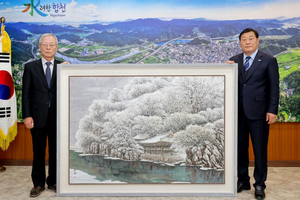 송림 박병숙 작가, 합천군에 ‘눈꽃속의 함벽루’ 작품기증