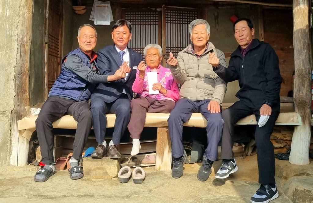 용주면 100세 어르신 장수축하금 전달