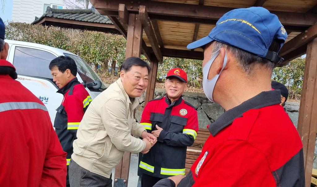 합천군수, 주말 산불 전문진화대 격려 방문