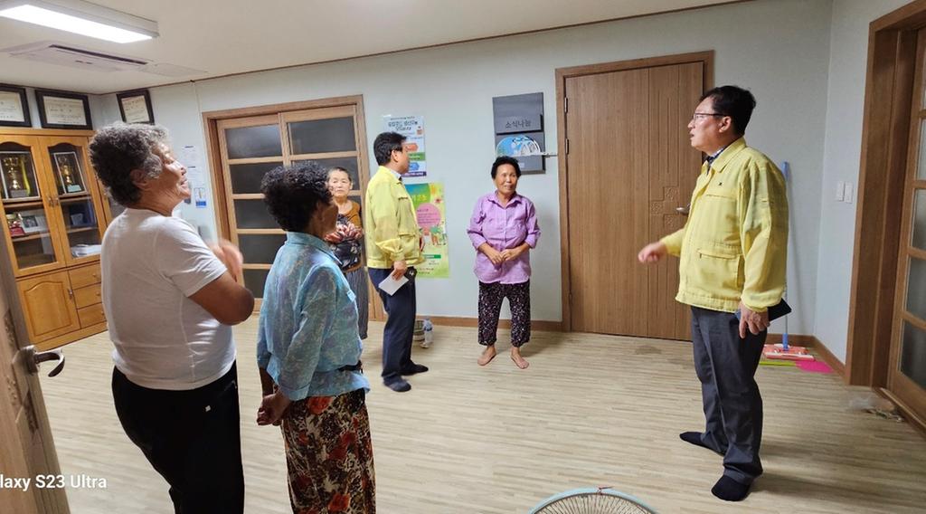 이선기 합천 부군수, 제6호 태풍 ‘카눈’대비 사전대피소 방문 