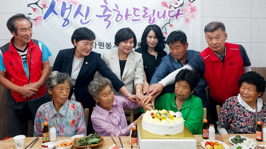 용주면자원봉사회, 어르신 생신상 차려드리기