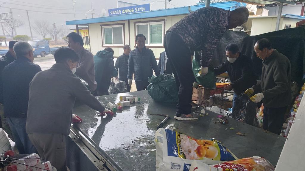 합천군 야로면 농촌지도자회, 농약 빈병 수거 구슬땀