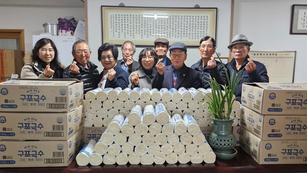 쌍백면 노인회 분회 임원진, 관내 경로당에 국수 전달