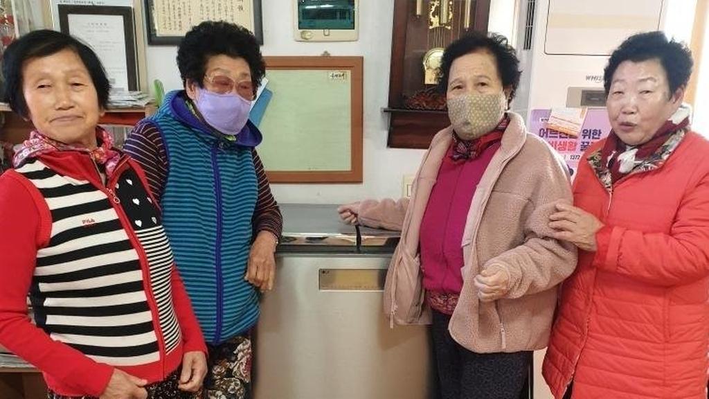 합천군 삼가면 일부마을 출신 김원식 씨, 삼가면 일부경로당에 김치냉장고 기증