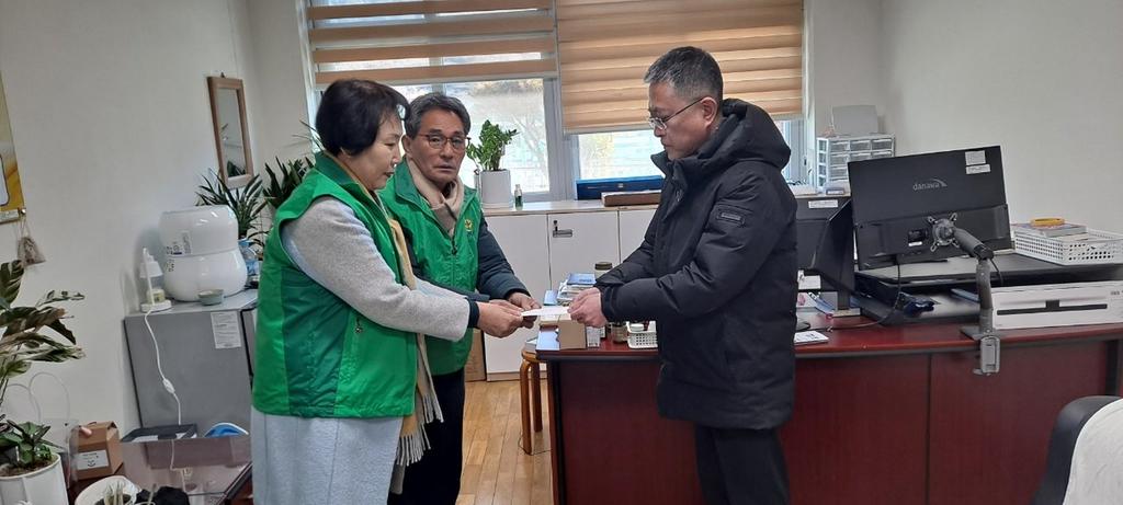 합천군 가야면 새마을협의회·부녀회, 가야초·해인중에 장학금 전달