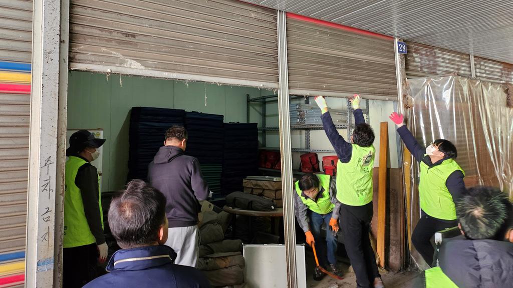 합천군, 공설시장 내 무단점유점포 행정대집행 완료