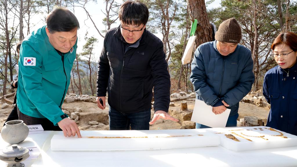 김윤철 합천군수, 다라리 고분군 발굴조사 현장 방문