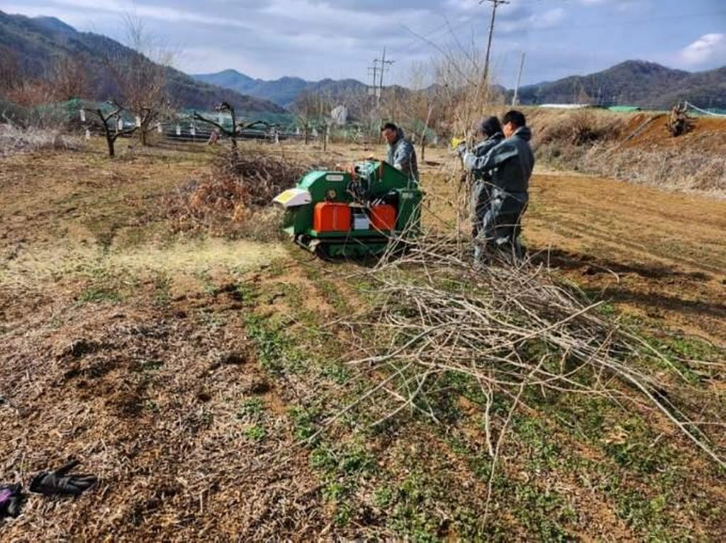 합천읍, 봄철 산불 방지 위한 영농부산물 파쇄 ‘박차’