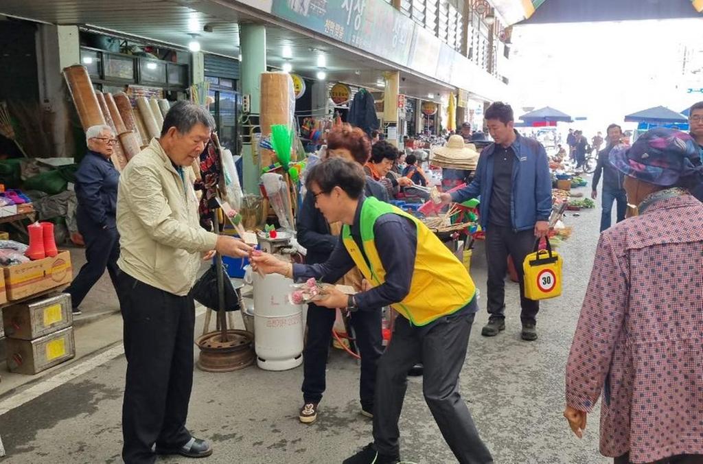 합천군가족센터, 가족사랑봉사단 어버이날 맞이 카네이션 