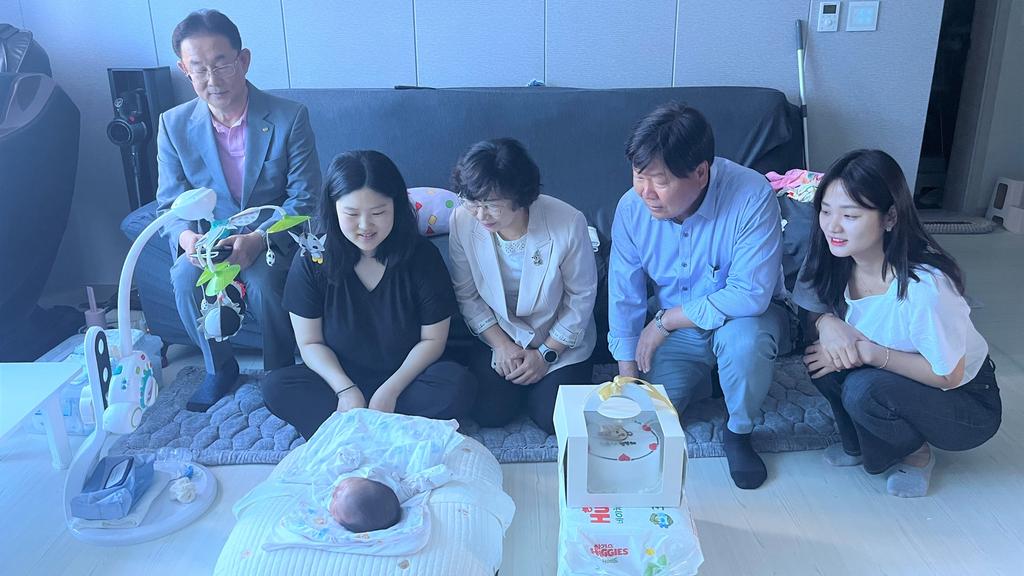 합천읍, 2024년 셋째 출산 가정 축하