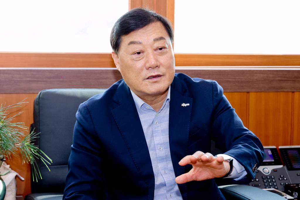 김윤철 군수 인터뷰 사진