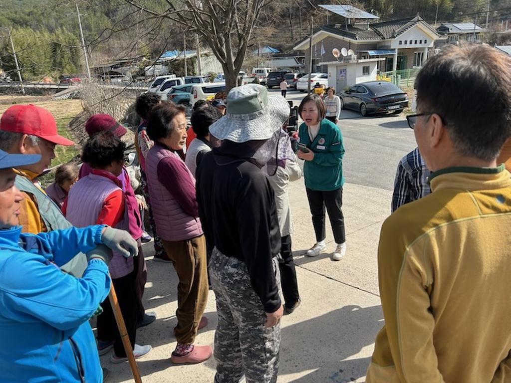   푸른숲, 그 사랑의 시작은 산불예방 푸른청덕 산불로부터 지키자 함께해요 산불조심 우리마을은 절대 불법소각을 하지 않아요 청덕면사무소