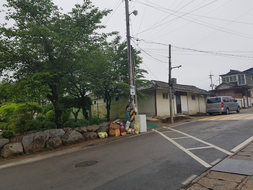 도로에서 본 주택(아래채)입니다