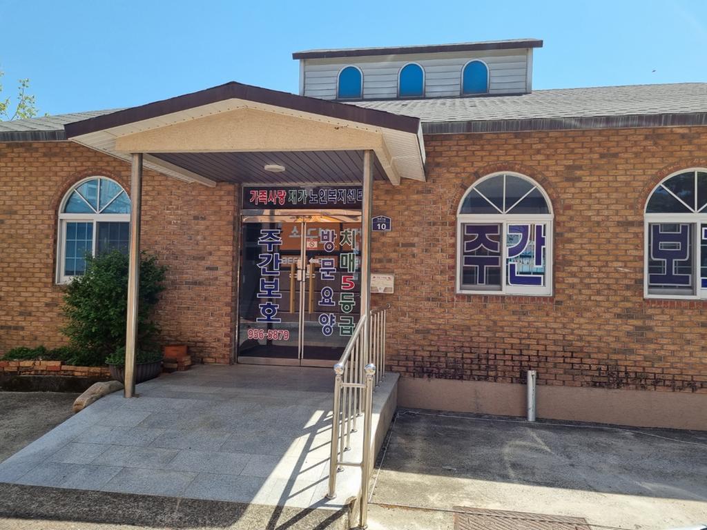 본 건물입구입니다. 