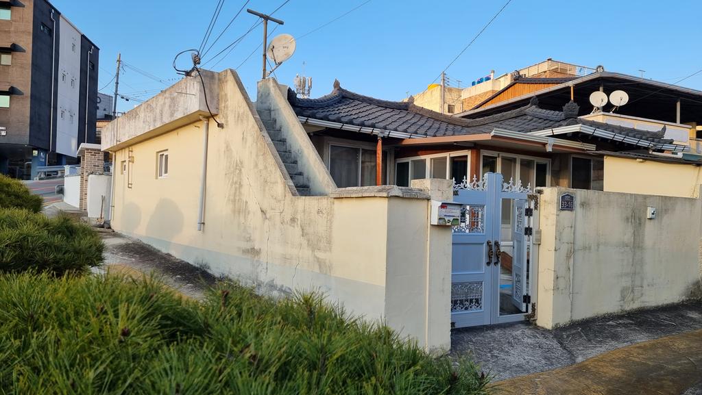 도로에서 본 주택 전경...