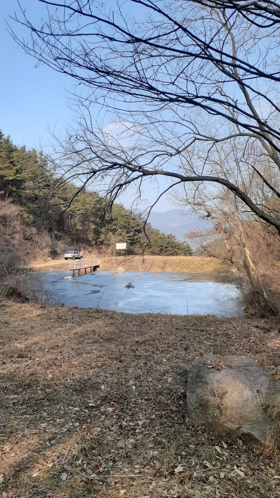 계곡물 흐르고 산 밑에는 저수지있음