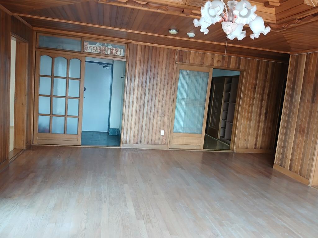 거실에서 현관쪽 바라보며