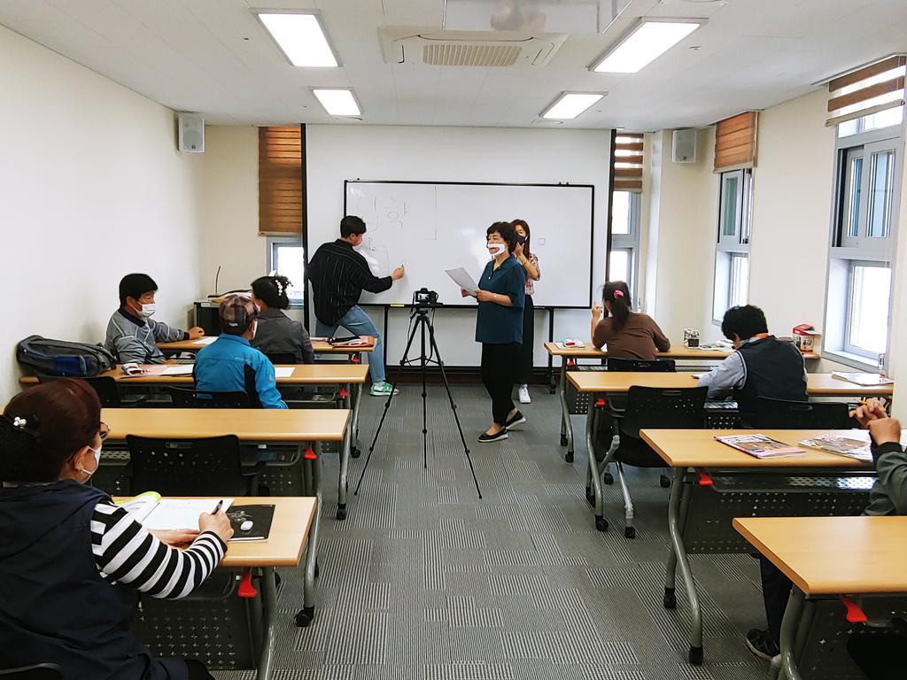 즐겁게 공부하시는 학습자들 -(1)