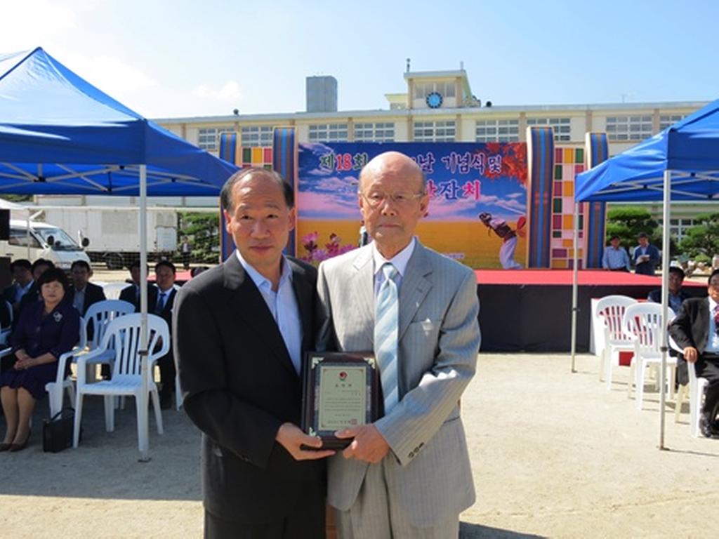 공 대 일 부군수, 표창 수상자  진 홍 장  어르신(죄로부터)