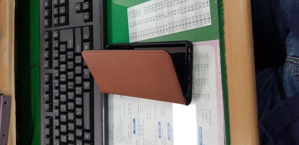 아직 세재품이라 커버가 완전히 안닫히지만 케이스 장착후 커버를 닫으시고 뒤집어놓으셔서 며칠 사용하시면 잘 맞습니다.