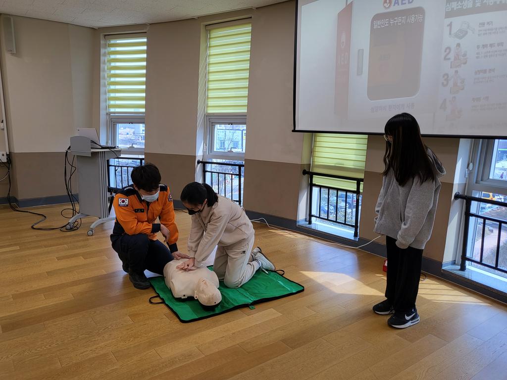 심폐소생술 교육 중