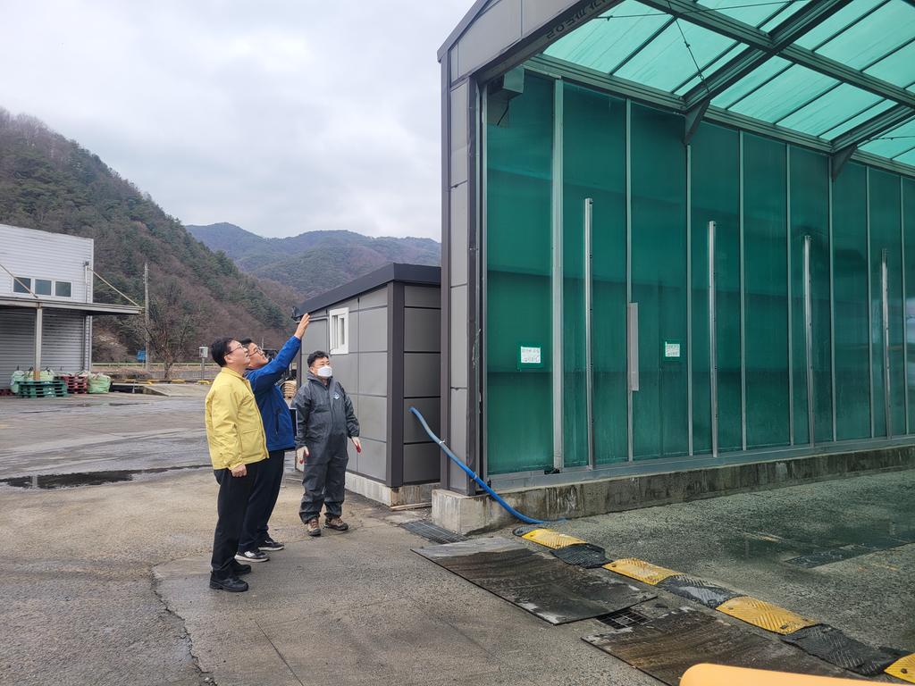 이선기 합천군 부군수, 축산시설 점검 나서