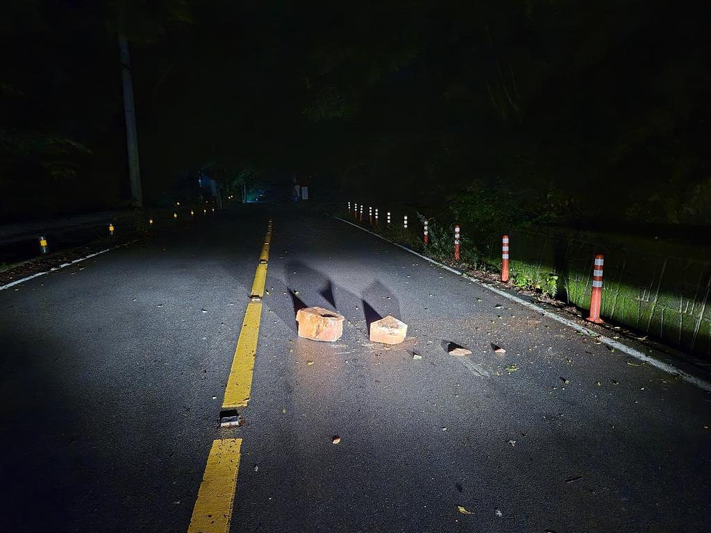 절개지에서 떨어진 낙석